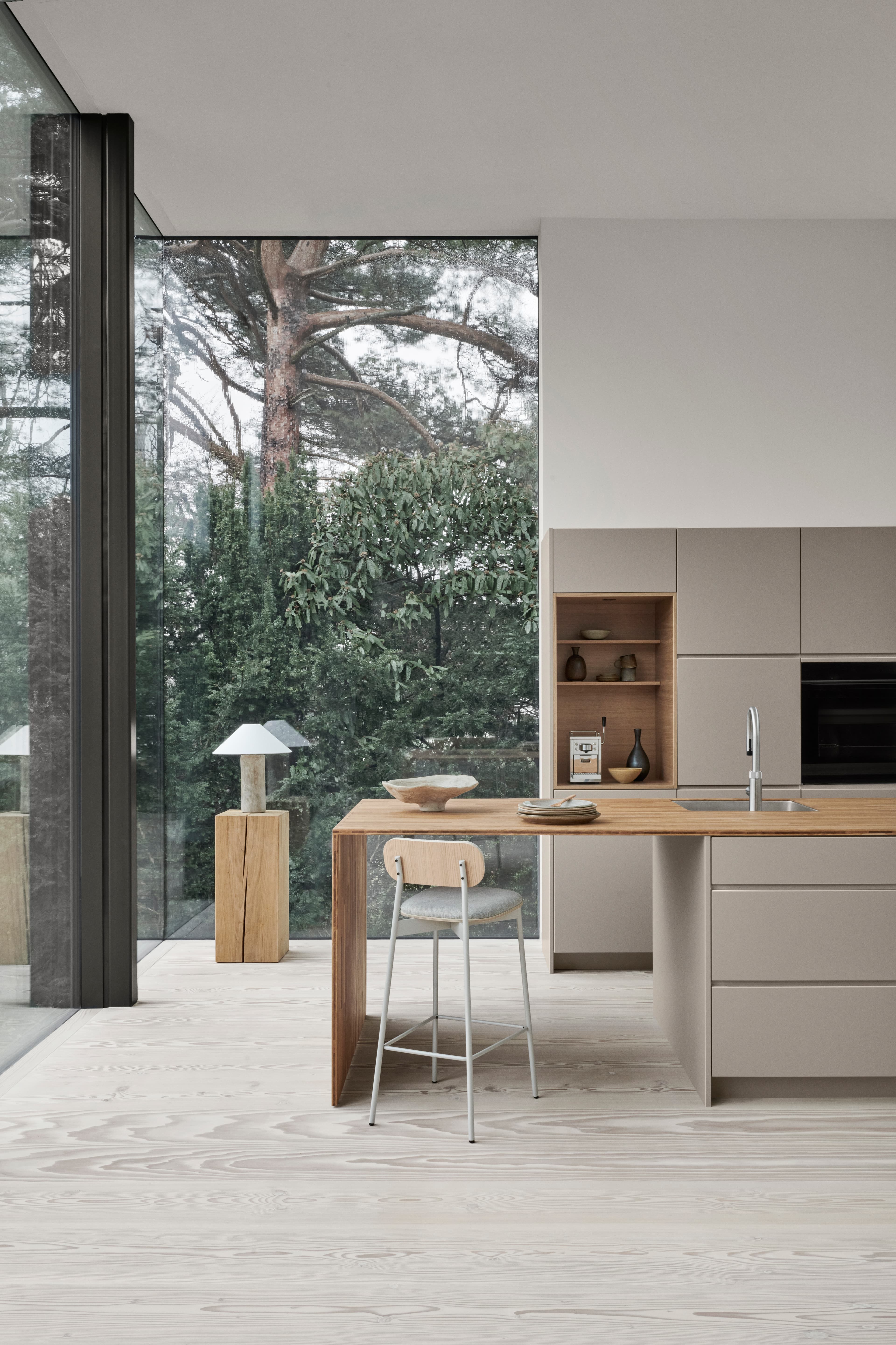 MANO Arizona-Beigeküche mit schlichtem, minimalistischem Design, grifflosen Schränken und integrierten Geräten, die nordische Eleganz verkörpern.
