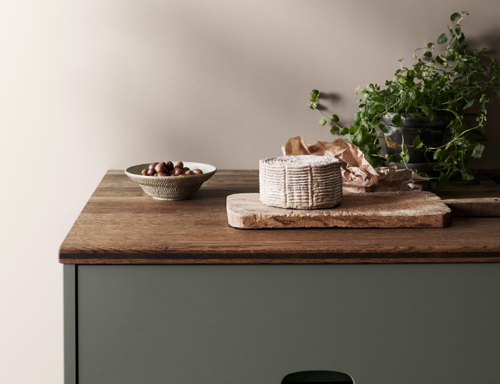 Green kitchen with a worktop of wood