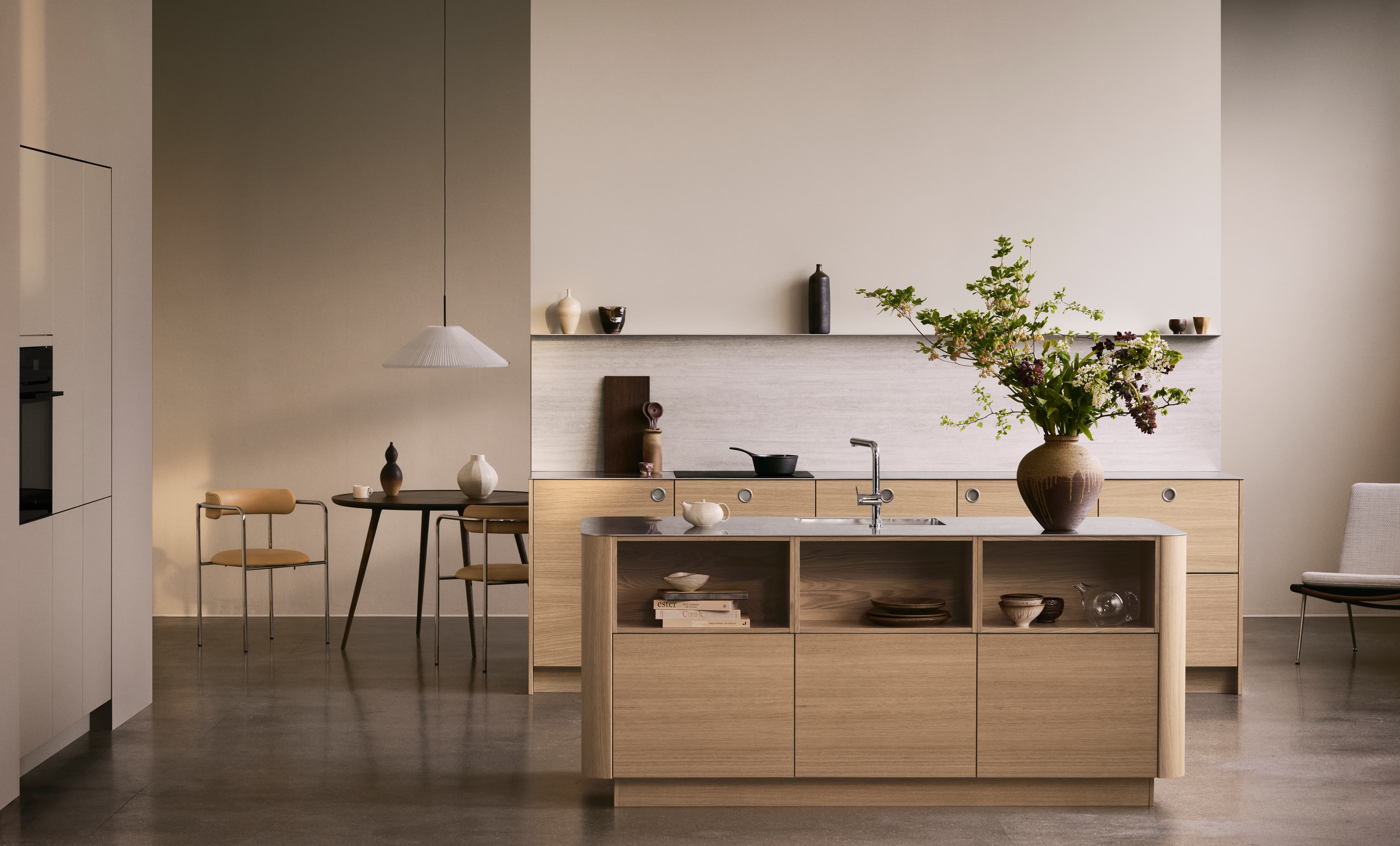 VEDA-Küche aus heller Eiche mit minimalistischem Design, eleganten Schränken, natürlichen Holzstrukturen und modernen Armaturen für einen warmen, eleganten Raum.